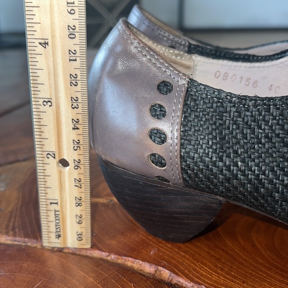 Brand: All Black. Size 40, materials: tilapia fish skin & recycled newspaper. - Picture 13 of 14